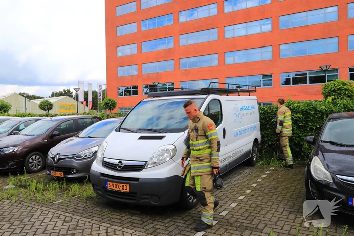 Vlammen onkruidbrander slaat over naar geparkeerde bestelbus