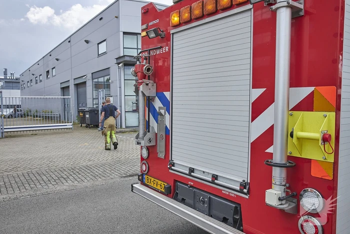 Vlammen onkruidbrander slaat over naar geparkeerde bestelbus