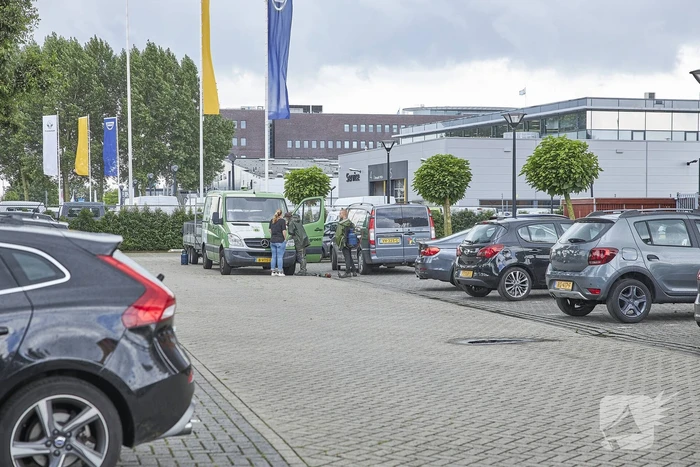 Vlammen onkruidbrander slaat over naar geparkeerde bestelbus