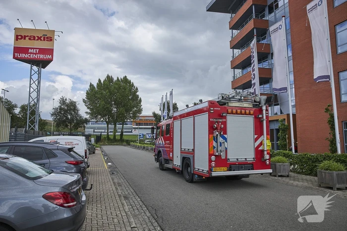 Vlammen onkruidbrander slaat over naar geparkeerde bestelbus