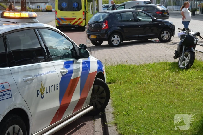Bestuurder bromfiets gewond bij botsing met auto