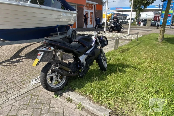 Bestuurder bromfiets gewond bij botsing met auto