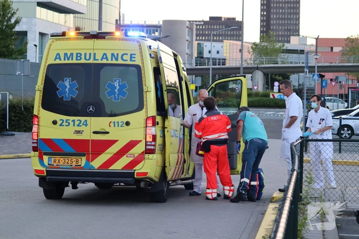 Traumahelikopter landt op parkeerterrein Flevoziekenhuis