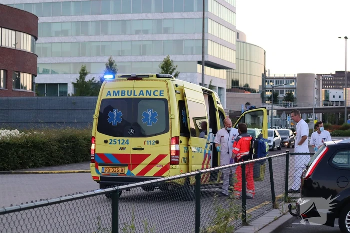 Traumahelikopter landt op parkeerterrein Flevoziekenhuis
