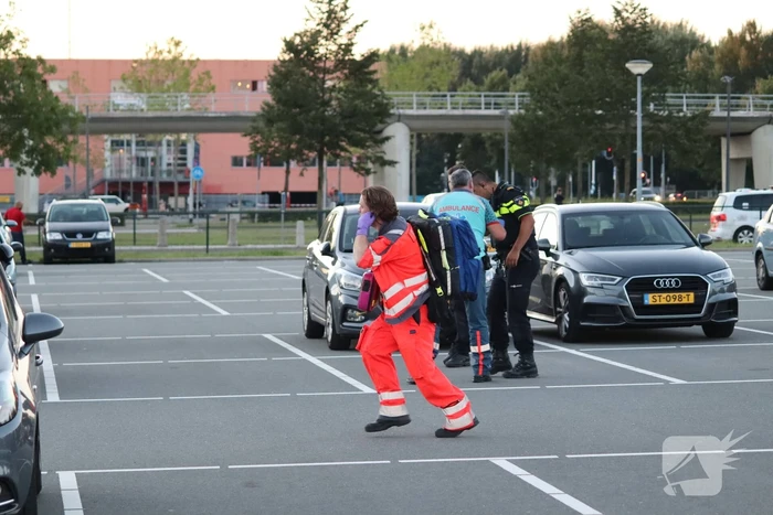 Traumahelikopter landt op parkeerterrein Flevoziekenhuis