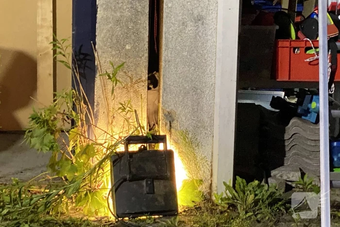 Kat vast tussen twee garageboxen
