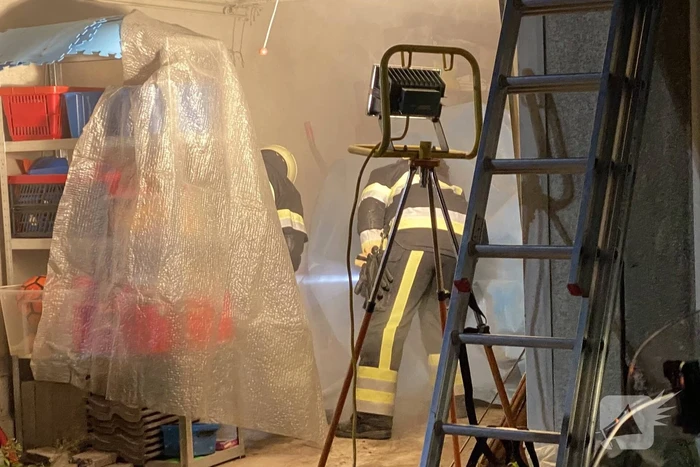 Kat vast tussen twee garageboxen