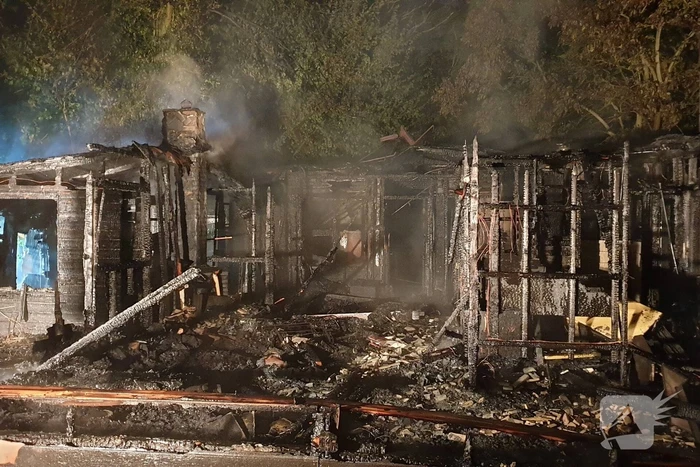 Houten chalet volledig afgebrand