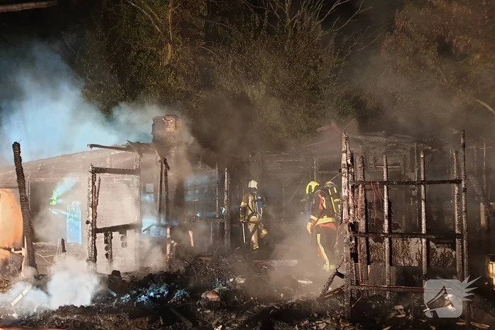 Houten chalet volledig afgebrand