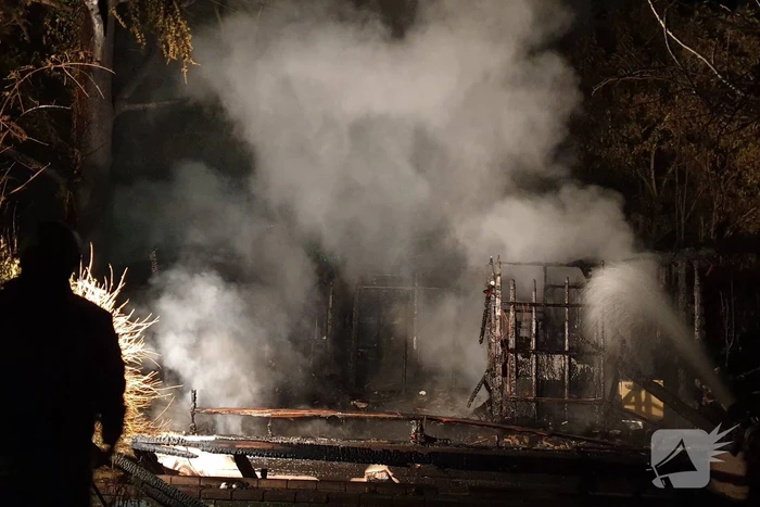 Houten chalet volledig afgebrand