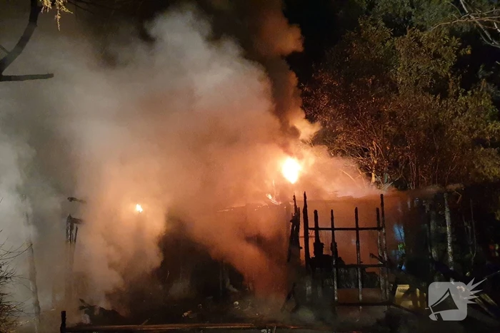 Houten chalet volledig afgebrand