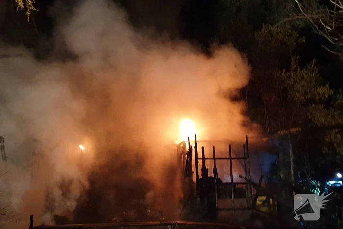 Houten chalet volledig afgebrand