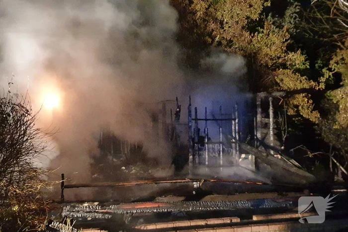 Houten chalet volledig afgebrand