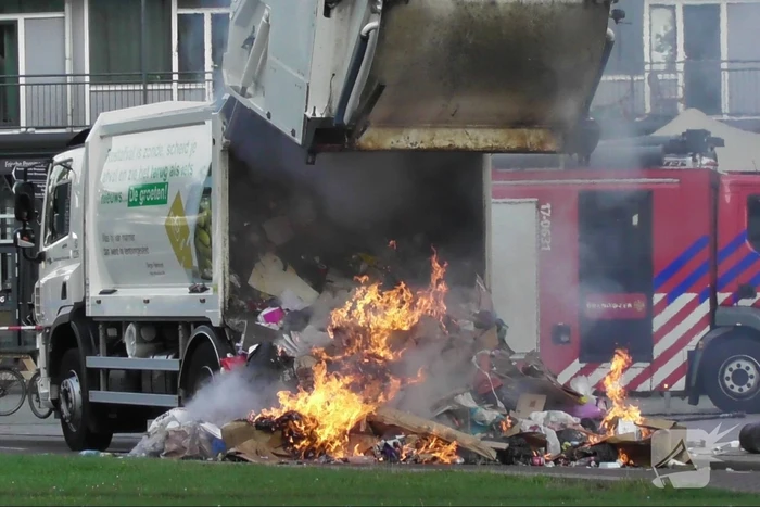 Inhoud vuilniswagen vliegt in brand