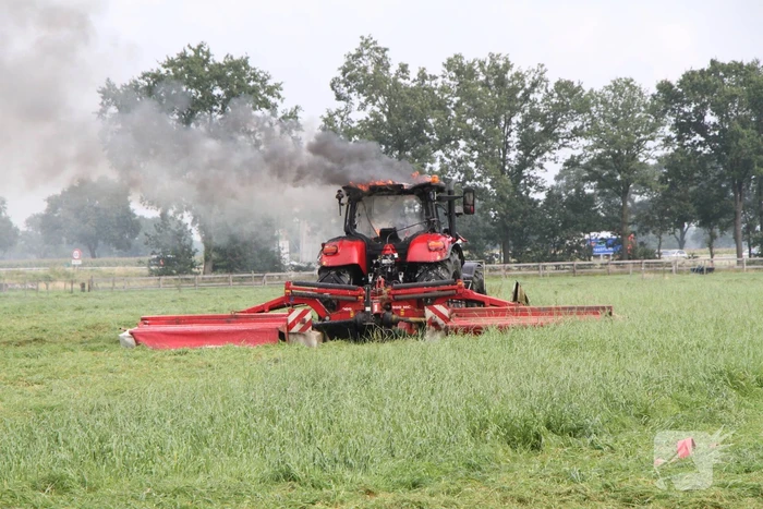 Tractor vliegt in brand tijdens maaiwerkzaamheden