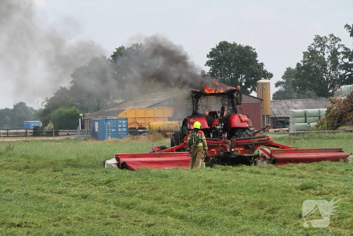 Tractor vliegt in brand tijdens maaiwerkzaamheden