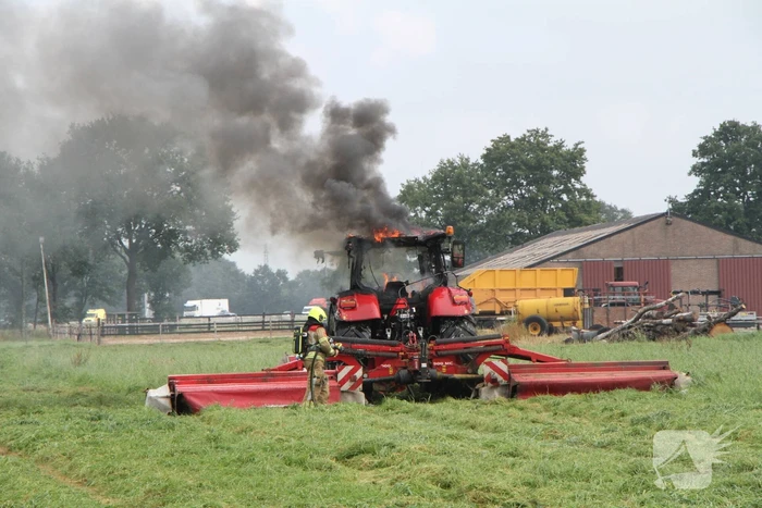 Tractor vliegt in brand tijdens maaiwerkzaamheden