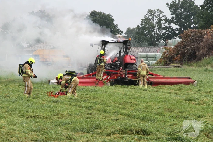 Tractor vliegt in brand tijdens maaiwerkzaamheden