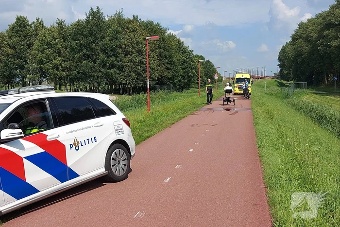 Vrouw rijdt met fiets sloot in