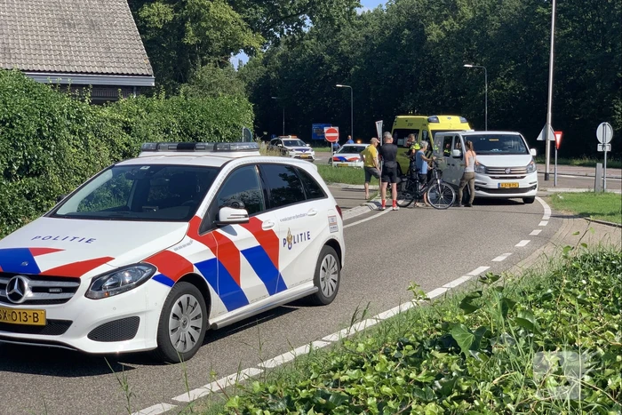 Fietsers op tandem gewond bij botsing met bestelbus