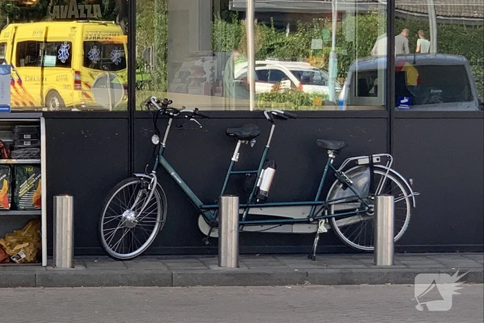 Fietsers op tandem gewond bij botsing met bestelbus