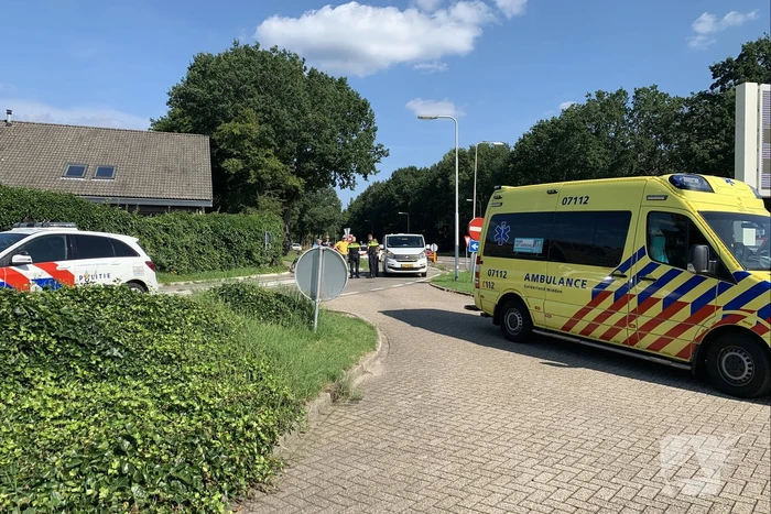 Fietsers op tandem gewond bij botsing met bestelbus