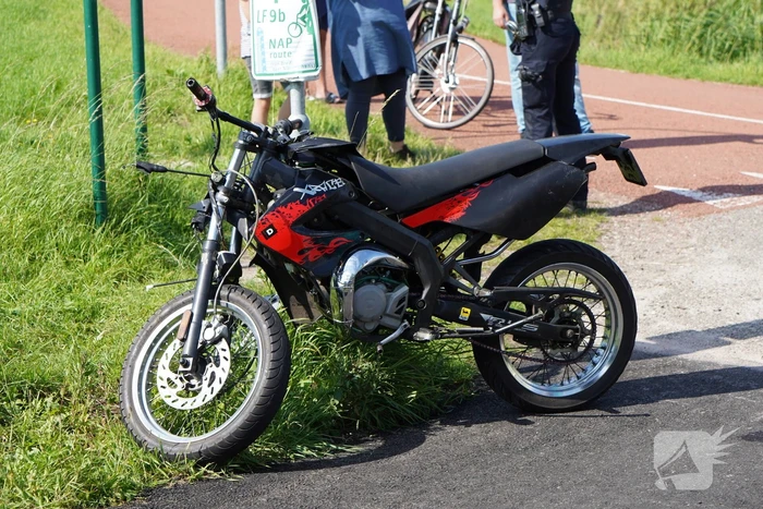Bestuurder crossbrommer botst op geparkeerde auto