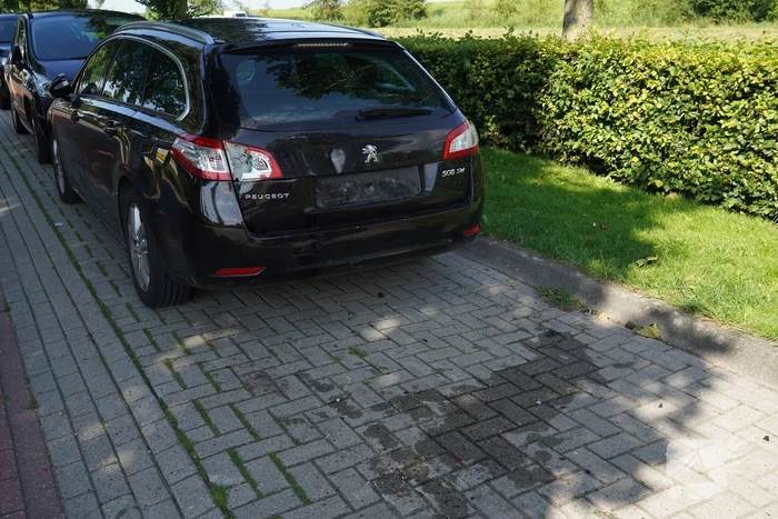 Bestuurder crossbrommer botst op geparkeerde auto