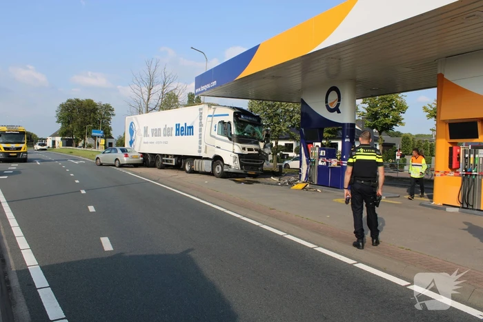 Vrachtwagen rijdt tankstation binnen
