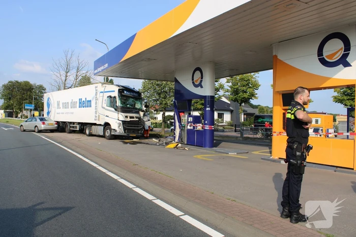 Vrachtwagen rijdt tankstation binnen