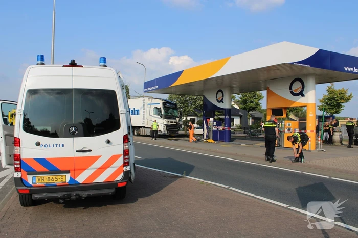 Vrachtwagen rijdt tankstation binnen