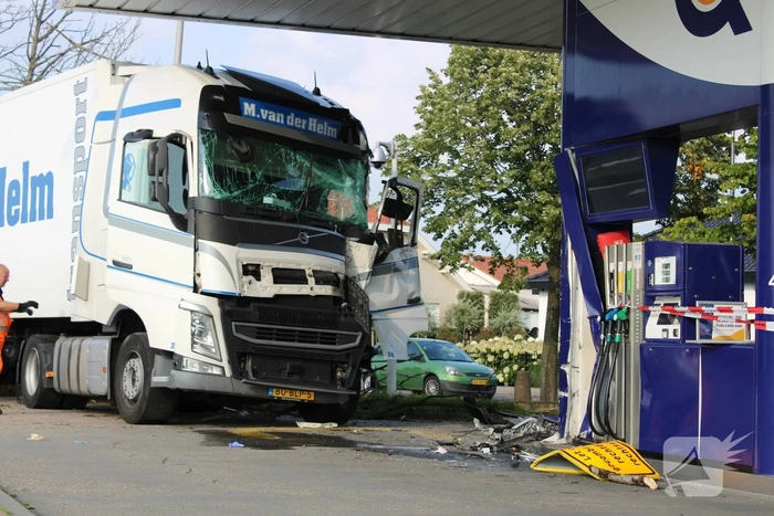 Vrachtwagen rijdt tankstation binnen
