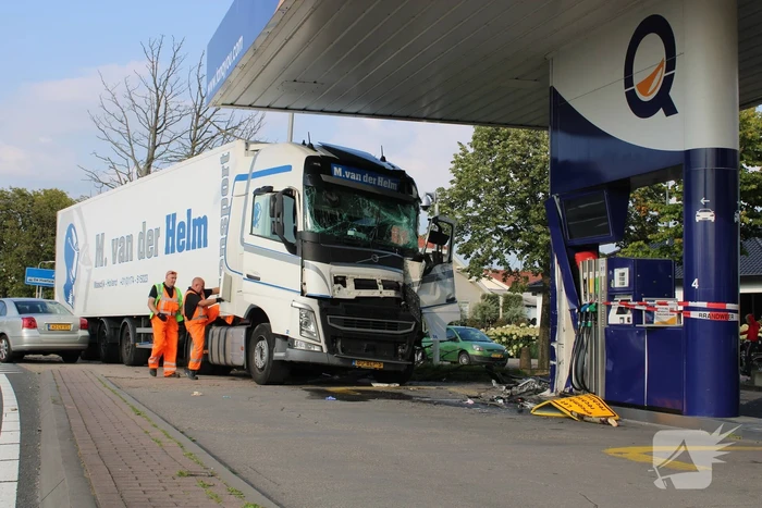 Vrachtwagen rijdt tankstation binnen