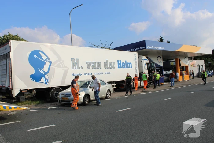 Vrachtwagen rijdt tankstation binnen