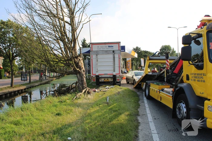 Vrachtwagen rijdt tankstation binnen