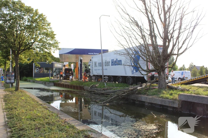 Vrachtwagen rijdt tankstation binnen