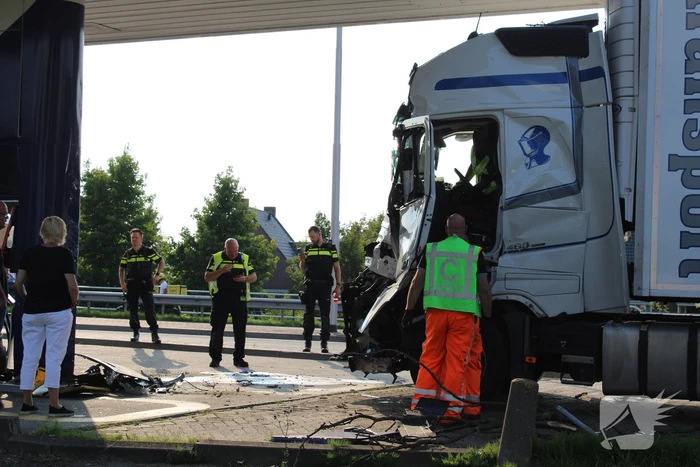 Vrachtwagen rijdt tankstation binnen