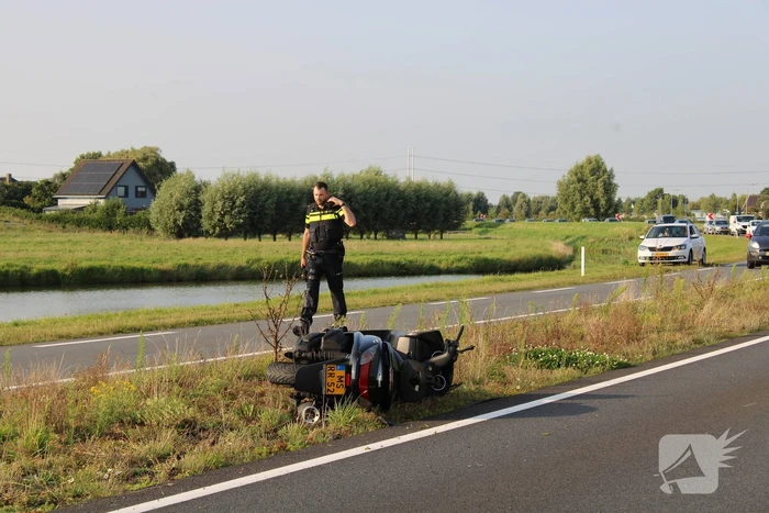 Bestuurder motorscooter gaat onderuit en raakt gewond