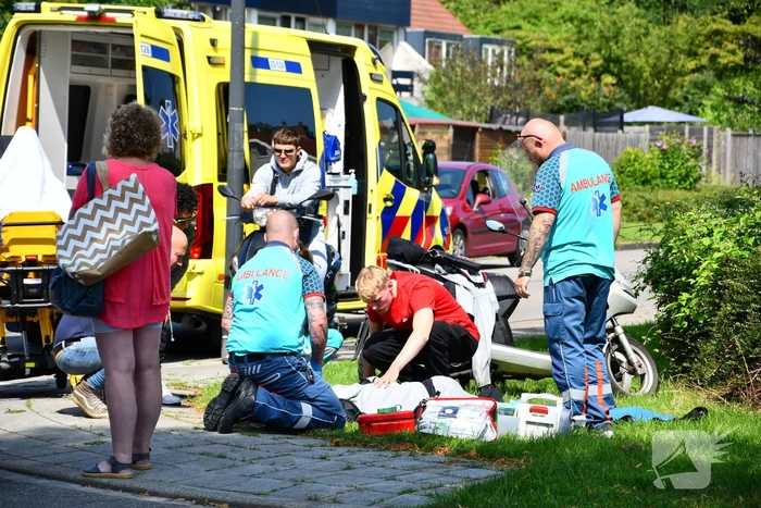 Jongen op scooter gewond bij aanrijding met auto