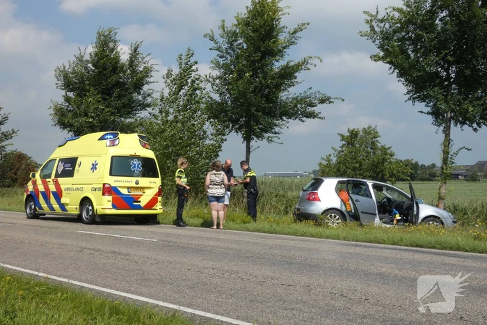 Automobilist raakt van de weg botst op boom