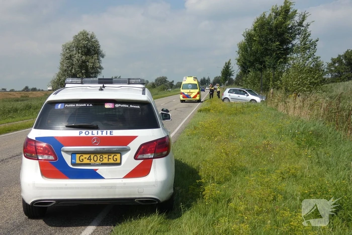 Automobilist raakt van de weg botst op boom
