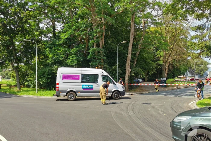 Straat afgezet na gaslucht uit riool