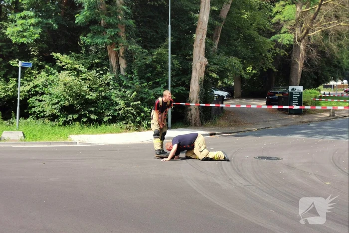 Straat afgezet na gaslucht uit riool