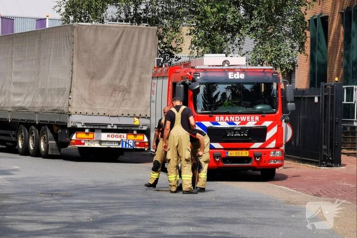 Straat afgezet na gaslucht uit riool