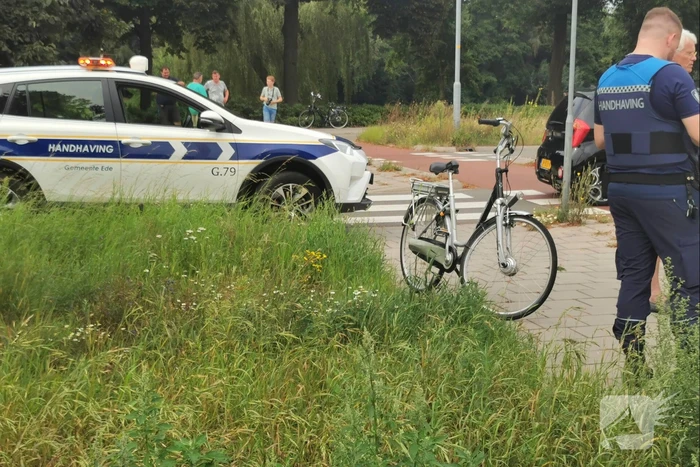 Fietser geschept door automobilist op rotonde