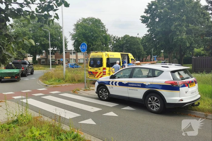 Fietser geschept door automobilist op rotonde