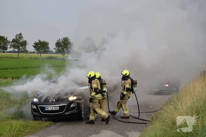 Veel rookontwikkeling door brand in personenauto