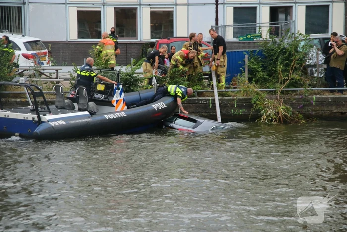 Personenauto verdwijnt onder water