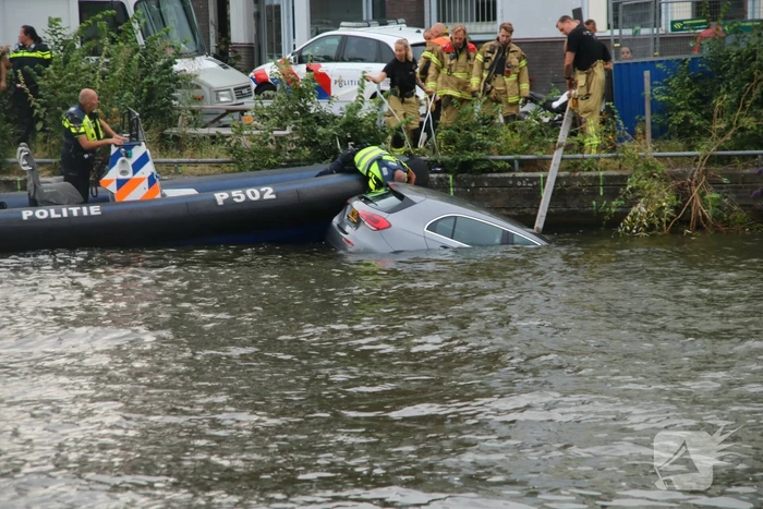 Personenauto verdwijnt onder water