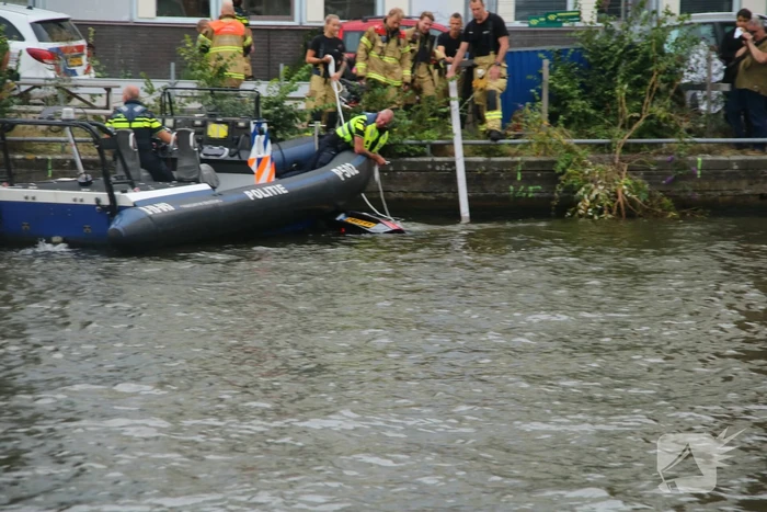 Personenauto verdwijnt onder water